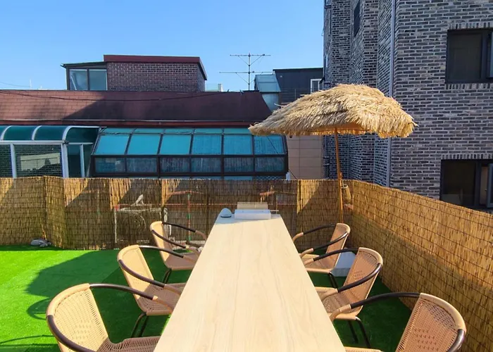 Wood House Hongik Univ 6 Double Beds 首爾