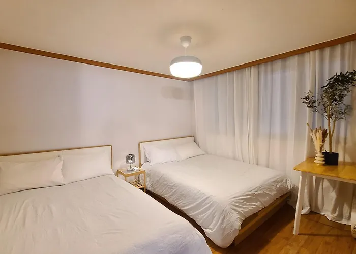 Wood House Hongik Univ 6 Double Beds * 首爾