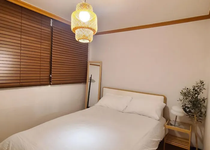 Wood House Hongik Univ 6 Double Beds