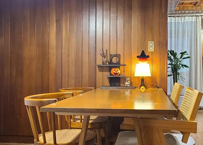 Wood House Hongik Univ 6 Double Beds 首爾