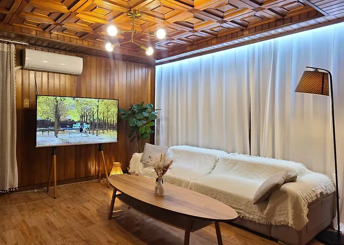 Wood House Hongik Univ 6 Double Beds