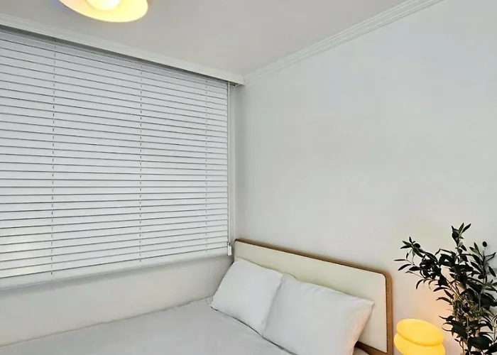 Wood House Hongik Univ 6 Double Beds *