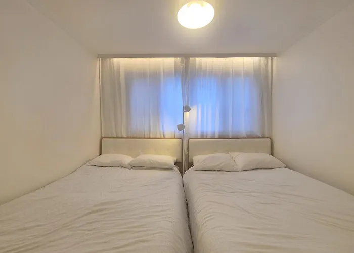 Wood House Hongik Univ 6 Double Beds