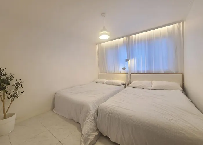 Wood House Hongik Univ 6 Double Beds