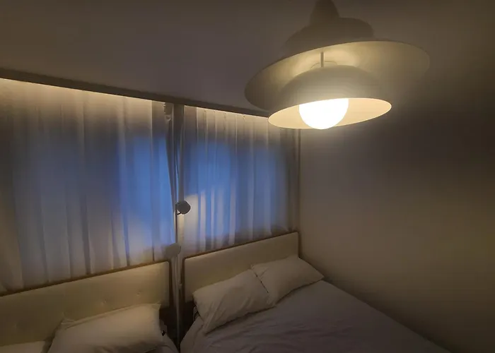 Wood House Hongik Univ 6 Double Beds 首爾