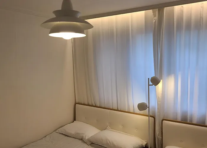 Wood House Hongik Univ 6 Double Beds *