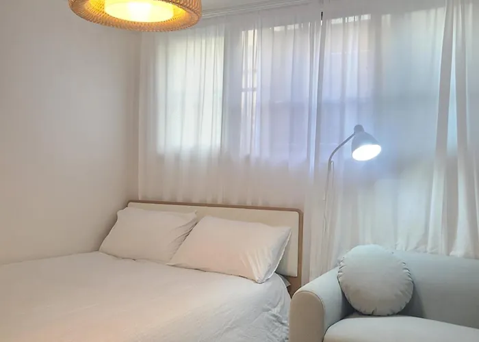 Wood House Hongik Univ 6 Double Beds 首爾